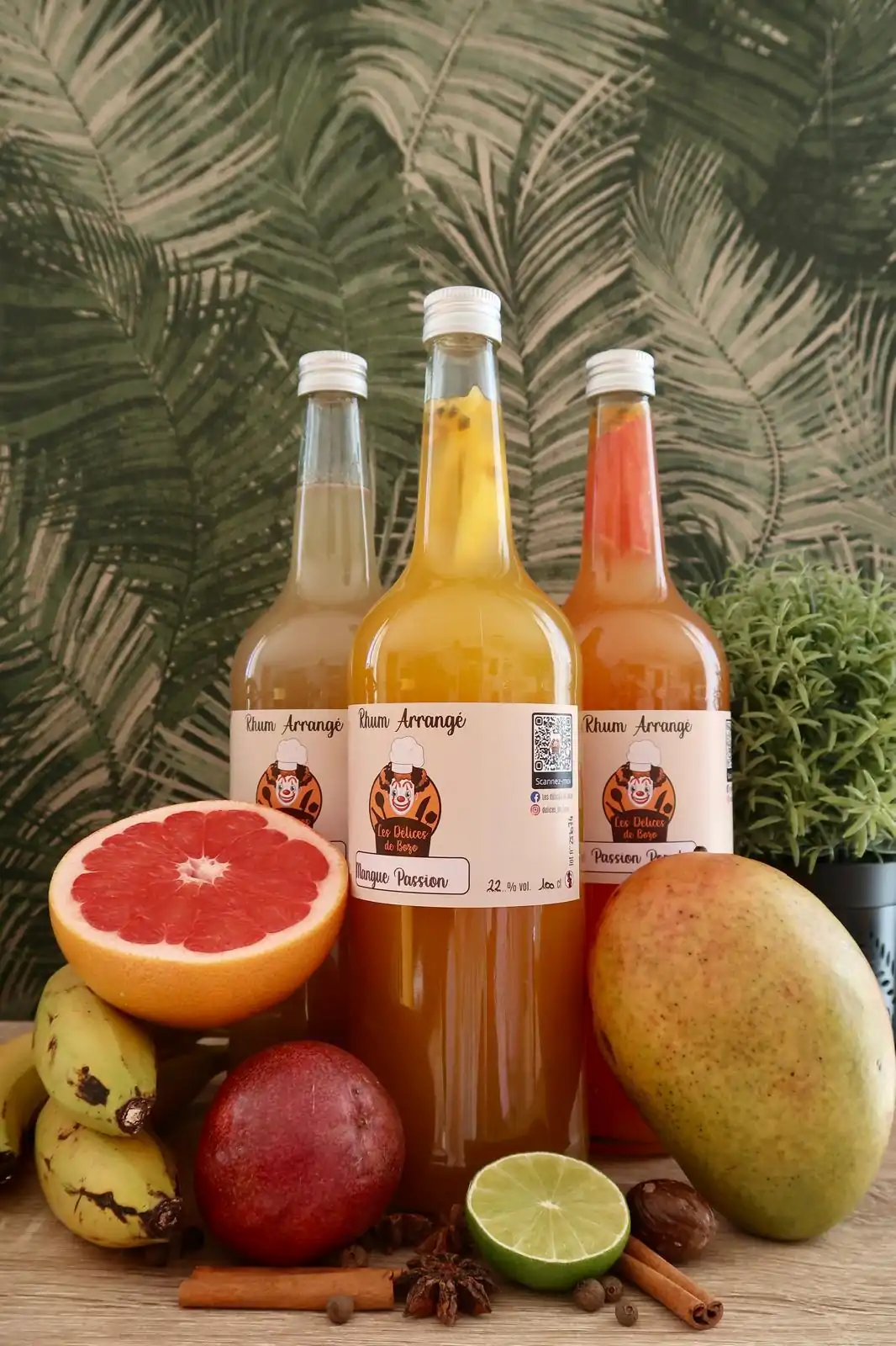 3 bouteilles alignées avec fruits